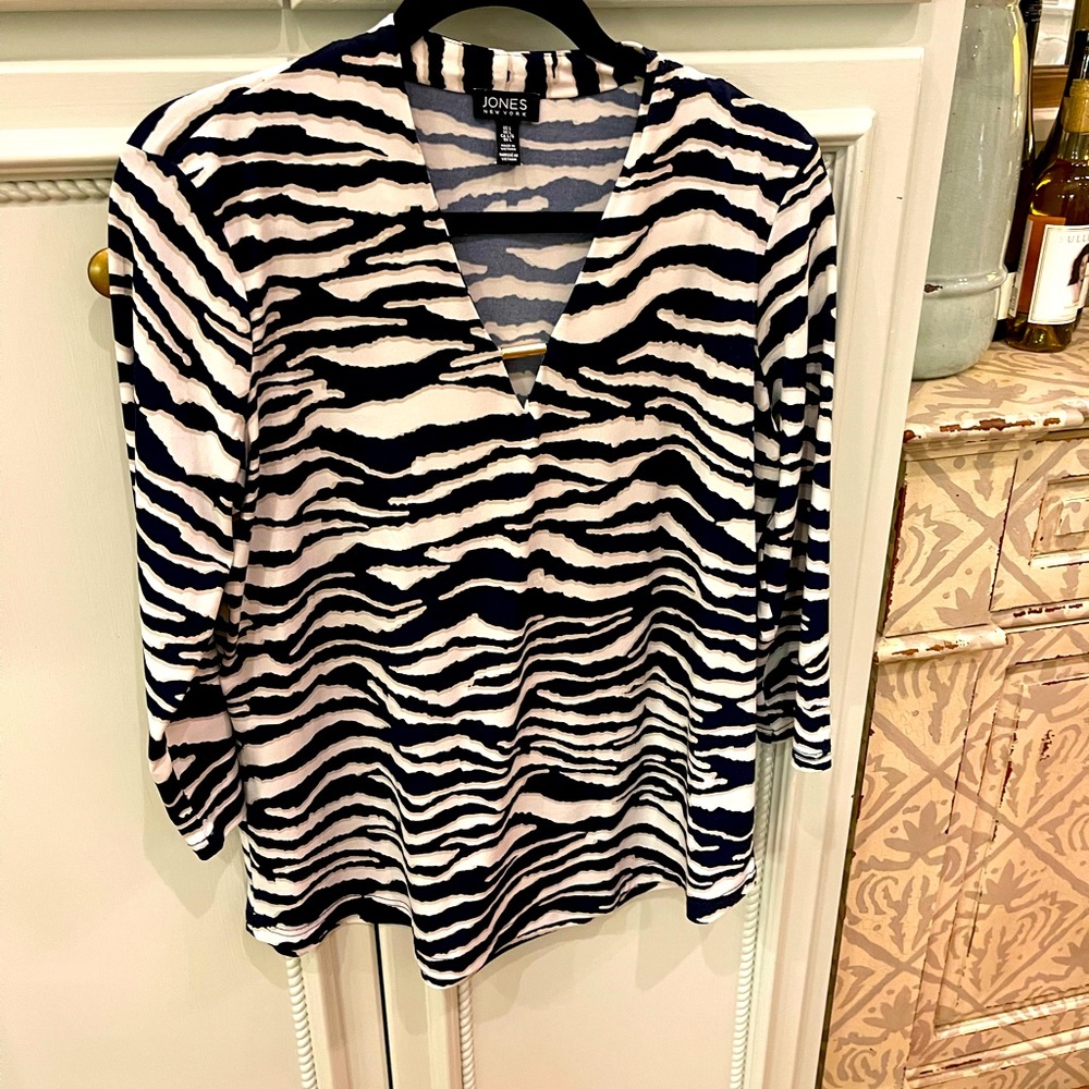 Ladies three-quarter sleeve top size large